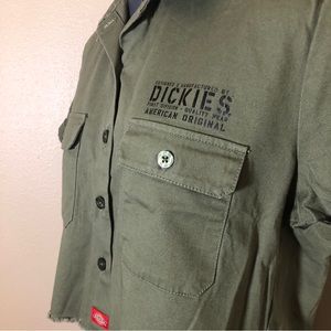 DICKIES NWT CROP BUTTON DOWN